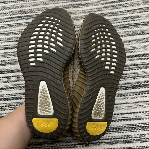 Yeezy 350 - Picture 3 of 5
